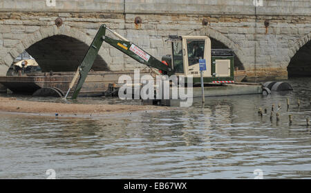 Draga sul fiume Avon da Clopton Bridge a Stratford-upon-Avon, Warwickshire, Inghilterra, Regno Unito Foto Stock