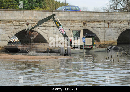 Draga sul fiume Avon da Clopton Bridge a Stratford-upon-Avon, Warwickshire, Inghilterra, Regno Unito Foto Stock