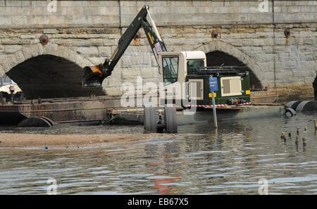 Draga sul fiume Avon da Clopton Bridge a Stratford-upon-Avon, Warwickshire, Inghilterra, Regno Unito Foto Stock