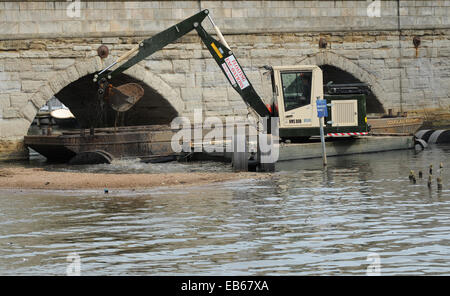 Draga sul fiume Avon da Clopton Bridge a Stratford-upon-Avon, Warwickshire, Inghilterra, Regno Unito Foto Stock