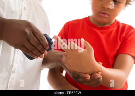 Il test per il diabete, il bambino Foto Stock