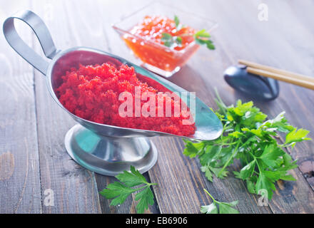 Flying Fish ROE, caviale rosso nel recipiente di metallo Foto Stock