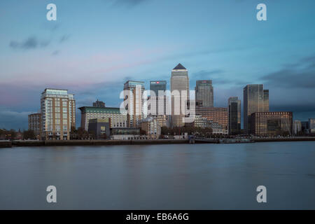 Una vista serale di Canary Wharf come visto dal lato sud del fiume Tamigi vicino Rotherhithe Foto Stock