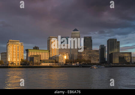 Una vista serale di Canary Wharf come visto dal lato sud del fiume Tamigi vicino Rotherhithe Foto Stock