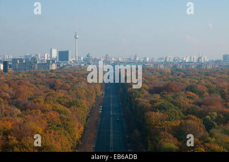 Vista a est verso il basso Strasse des 17. Juni, sullo skyline di Berlino, il parco Tiergarten Foto Stock
