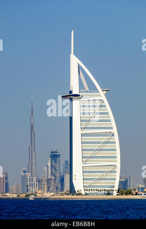 Skyline di Dubai con il Burj al Arab ed il Burj Khalifa Tower a distanza in Emirati Arabi Uniti Foto Stock
