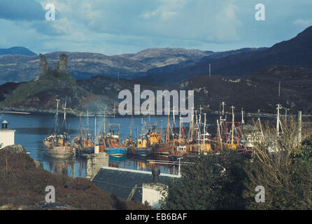 Barche da pesca nel porto di Kyleakin sull'Isola di Skye in Scozia ( Circa metà degli anni settanta) Foto Stock