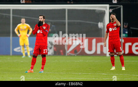 Leverkusen, Germania. 26 Nov, 2014. Leverkusen's Gonzalo Castro (L) e Leverkusen's Karim Bellarabi deluso dopo il 0:1 durante il match di Champions League tra Bayer 04 Leverkusen e come Monaco, Bayarena di Leverkusen Novembre 26, 2014. Credito: dpa picture alliance/Alamy Live News Foto Stock