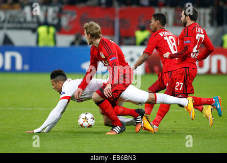 Leverkusen, Germania. 26 Nov, 2014. Leverkusen Stefan Kießling (anteriore) in azione contro il Principato di Monaco è Nabil Dirar durante il match di Champions League tra Bayer 04 Leverkusen e come Monaco, Bayarena di Leverkusen Novembre 26, 2014. Credito: dpa picture alliance/Alamy Live News Foto Stock