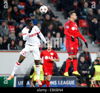 Leverkusen, Germania. 26 Nov, 2014. Il Principato di Monaco è Elderson (L) salta per una testata in azione contro il Leverkusen's Karim Bellarabi durante il match di Champions League tra Bayer 04 Leverkusen e come Monaco, Bayarena di Leverkusen Novembre 26, 2014. Credito: dpa picture alliance/Alamy Live News Foto Stock