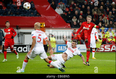 Leverkusen, Germania. 26 Nov, 2014. Leverkusen è Lars Bender (R) in azione contro il Principato di Monaco è Jeremy Toulalan durante il match di Champions League tra Bayer 04 Leverkusen e come Monaco, Bayarena di Leverkusen Novembre 26, 2014. Credito: dpa picture alliance/Alamy Live News Foto Stock