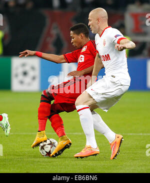 Leverkusen, Germania. 26 Nov, 2014. Leverkusen's Wendell (L) in azione contro il Monaco Andrea Raggi durante il match di Champions League tra Bayer 04 Leverkusen e come Monaco, Bayarena di Leverkusen Novembre 26, 2014. Credito: dpa picture alliance/Alamy Live News Foto Stock