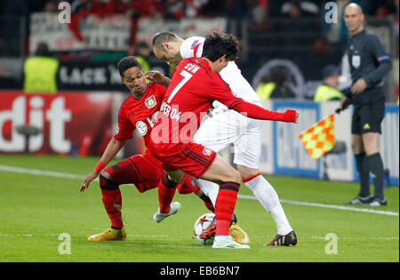 Leverkusen, Germania. 26 Nov, 2014. Leverkusen's Wendell (L) e Leverkusen Heung-Min del figlio (R) in azione contro Monaco di Dimitar Berbatov durante il match di Champions League tra Bayer 04 Leverkusen e come Monaco, Bayarena di Leverkusen Novembre 26, 2014. Credito: dpa picture alliance/Alamy Live News Foto Stock