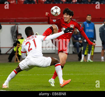 Leverkusen, Germania. 26 Nov, 2014. Leverkusen Heung-Min del figlio (R) in azione contro il Monaco Elderson durante il match di Champions League tra Bayer 04 Leverkusen e come Monaco, Bayarena di Leverkusen Novembre 26, 2014. Credito: dpa picture alliance/Alamy Live News Foto Stock