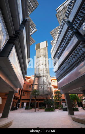 Torre eolica in cortile presso l'Istituto di Scienza e tecnologia a Masdar City ad Abu Dhabi Emirati Arabi Uniti Foto Stock