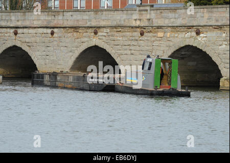 Il dragaggio sul fiume Avon da Clopton Bridge a Stratford-upon-Avon, Warwickshire, Inghilterra, Regno Unito Foto Stock