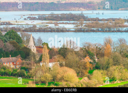 Il fiume Arun in alluvioni vicino a Amberley, West Sussex, Regno Unito Foto Stock