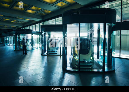 Personale di trasporto rapido (PRT) automobili presso l'Istituto di Scienza e tecnologia a Masdar City ad Abu Dhabi Emirati Arabi Uniti Foto Stock