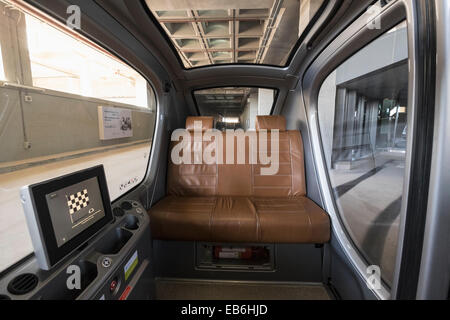 All'interno di un personale rapido trasporto (PRT) auto all Istituto di Scienza e tecnologia a Masdar City ad Abu Dhabi United Arab Emira Foto Stock