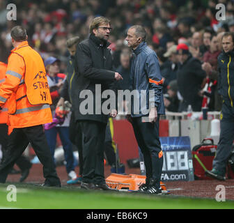 Londra, Regno Unito. 26 Nov, 2014. Dortmund di Jurgen Klopp ha parole con un ufficiale.la UEFA Champions League - Arsenal vs Borussia Dortmund- Emirates Stadium - Inghilterra - 26 novembre 2014 - Picture David Klein/Sportimage. © csm/Alamy Live News Foto Stock