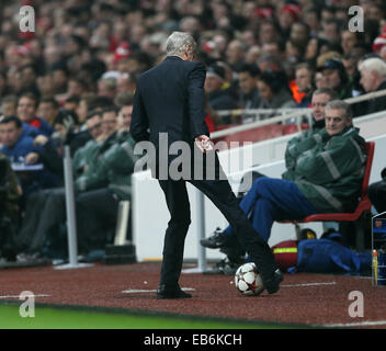 Londra, Regno Unito. 26 Nov, 2014. Dell'Arsenal Arsène Wenger cerca di controllare la palla.la UEFA Champions League - Arsenal vs Borussia Dortmund- Emirates Stadium - Inghilterra - 26 novembre 2014 - Picture David Klein/Sportimage. © csm/Alamy Live News Foto Stock