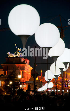 Palloncini luminosi linea di marcatura del muro di Berlino istituito nella parte anteriore della porta di Brandeburgo per il XXV anniversario della caduta del muro di Berlino Foto Stock