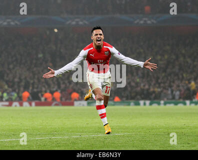 Nov. 26, 2014 - Londra, Regno Unito - Arsenale di Alexis Sanchez celebra il suo punteggio i lati secondo obiettivo..la UEFA Champions League - Arsenal vs Borussia Dortmund- Emirates Stadium - Inghilterra - 26 novembre 2014 - Picture David Klein/Sportimage. Foto Stock