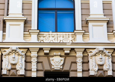 Close up della facciata di edificio Art Nouveau, Elizabetes iela 33, Riga, Lettonia progettato da Mikhail Eisenstein Foto Stock