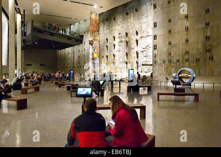 National September 11 Memorial e MuseumNational 11 Settembre Memorial e Museo, Manhattan, NY, STATI UNITI D'AMERICA, 16 ottobre 2014. Foto Stock