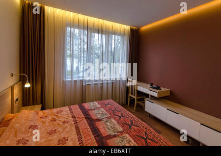 Camera da letto in fresco appartamento ristrutturato in Sofia Bulgaria Foto Stock