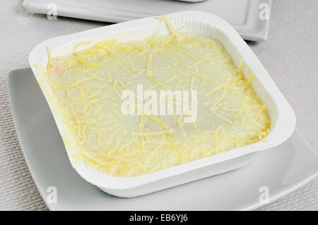 Un vassoio con readymade lasagne pronto per essere cotto al forno Foto Stock