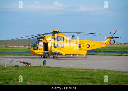 RAF re del mare di Ricerca e Salvataggio in elicottero XZ588 sulla stazione in Lossiemouth, a nord est della Scozia. SCO 9200 Foto Stock