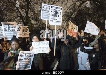 London, Londra, Regno Unito. 26 Nov, 2014. I dimostranti si riuniscono di fronte all'ambasciata americana a Londra per manifestare contro la decisione da parte di una giuria di non caricare funzionario di polizia Darren Wilson per la ripresa di dead Michael Brown, un inerme 18-anno-vecchio, in una zona residenziale a lato strada di Ferguson il 9 agosto. © Lee Thomas/ZUMA filo/Alamy Live News Foto Stock