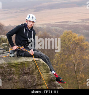 Adolescente rocciatore sul bordo di Birchen nel distretto di picco del Derbyshire Foto Stock