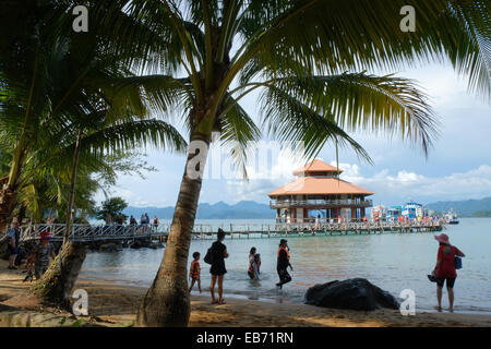 Koh Wai, della Thailandia . 27 Nov, 2014. I turisti cinesi circa per godere di snorkeling in acque calde a Pakarang Resort Koh Wai. Centinaia ogni giorno visita ma pochi pernottamento sull'isola. Numero di turisti verso il basso dal visitatore tradizionali paesi, sebbene aumentare da Cina e Russia. Il primo ministro, un uomo militare inserito dopo il colpo di stato, ha annunciato che le elezioni non può essere mantenuto fino al 2016. Credito: Paolo Quayle/Alamy Live News Foto Stock