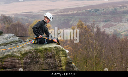 Giovane ragazza adolescente arrampicata sul bordo di Birchen nel distretto di picco del Derbyshire Foto Stock