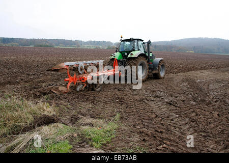 Arando un campo in Reichenhausen nella Riserva della Biosfera di Rhon. Trasformazione di terreni agricoli avviene in questo ambiente in termini di conservazione e sostenibilità. Foto: Klaus Nowottnick Data: 11/04/2014 Foto Stock