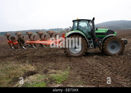 Arando un campo in Reichenhausen nella Riserva della Biosfera di Rhon. Trasformazione di terreni agricoli avviene in questo ambiente in termini di conservazione e sostenibilità. Foto: Klaus Nowottnick Data: 11/04/2014 Foto Stock