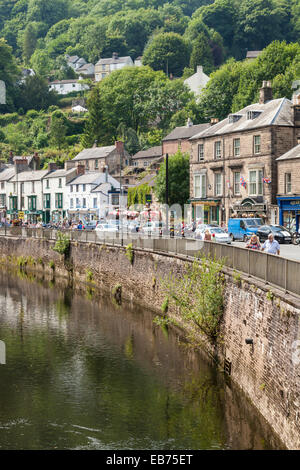 Fiume Derwent e South Parade di Matlock Bath centro città, Derbyshire, England, Regno Unito Foto Stock