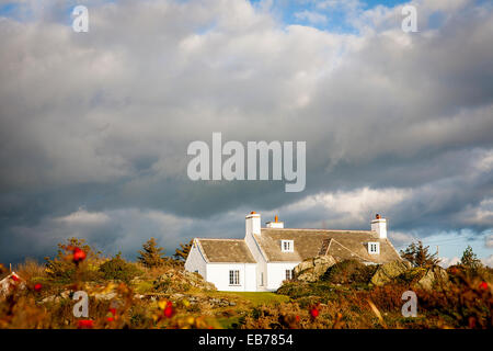 Costruzione di Cae Llyn, Anglesey, Galles del Nord, su una soleggiata sera visto da un adiacente sentiero pubblico Foto Stock