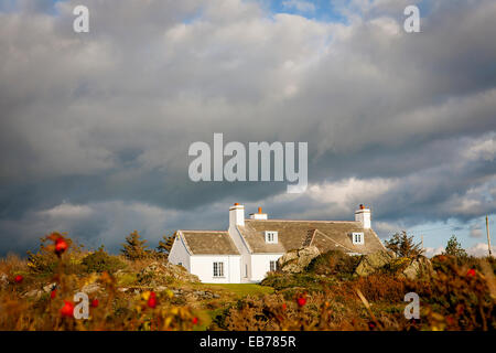 Costruzione di Cae Llyn, Anglesey, Galles del Nord, su una soleggiata sera visto da un adiacente sentiero pubblico Foto Stock