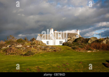 Costruzione di Cae Llyn, Anglesey, Galles del Nord, su una soleggiata sera visto da un adiacente sentiero pubblico Foto Stock