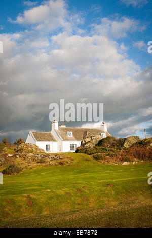 Costruzione di Cae Llyn, Anglesey, Galles del Nord, su una soleggiata sera visto da un adiacente sentiero pubblico Foto Stock