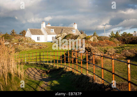 Costruzione di Cae Llyn, Anglesey, Galles del Nord, su una soleggiata sera visto da tutta la recinzione di un adiacente sentiero pubblico Foto Stock