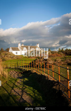 Costruzione di Cae Llyn, Anglesey, Galles del Nord, su una soleggiata sera visto da tutta la di un adiacente sentiero pubblico Foto Stock