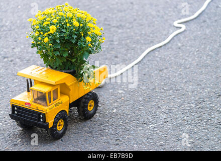 Toy edificio giallo di un autocarro con cassone ribaltabile Foto Stock