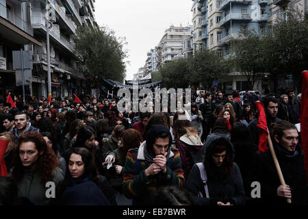 Salonicco, Grecia. 27 Novembre, 2014. Gli studenti universitari marciando per le strade di Salonicco durante una 24-ora a livello nazionale sciopero generale in Grecia per protestare contro le misure di austerità il 27 novembre 2014. Raccordi greco arrestare i servizi pubblici e a danneggiare i mezzi di trasporto pubblici. Credito: Konstantinos Tsakalidis/Alamy Live News Foto Stock