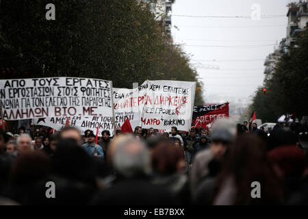 Salonicco, Grecia. 27 Novembre, 2014. Persone marciando per le strade di Salonicco durante una 24-ora a livello nazionale sciopero generale in Grecia per protestare contro le misure di austerità il 27 novembre 2014. Raccordi greco arrestare i servizi pubblici e a danneggiare i mezzi di trasporto pubblici. Credito: Konstantinos Tsakalidis/Alamy Live News Foto Stock