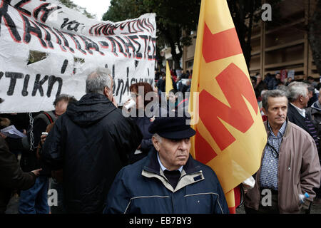 Salonicco, Grecia. 27 Novembre, 2014. Persone marciando per le strade di Salonicco durante una 24-ora a livello nazionale sciopero generale in Grecia per protestare contro le misure di austerità il 27 novembre 2014. Raccordi greco arrestare i servizi pubblici e a danneggiare i mezzi di trasporto pubblici. Credito: Konstantinos Tsakalidis/Alamy Live News Foto Stock