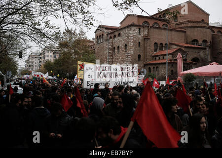 Salonicco, Grecia. 27 Novembre, 2014. Persone marciando per le strade di Salonicco durante una 24-ora a livello nazionale sciopero generale in Grecia per protestare contro le misure di austerità il 27 novembre 2014. Raccordi greco arrestare i servizi pubblici e a danneggiare i mezzi di trasporto pubblici. Credito: Konstantinos Tsakalidis/Alamy Live News Foto Stock